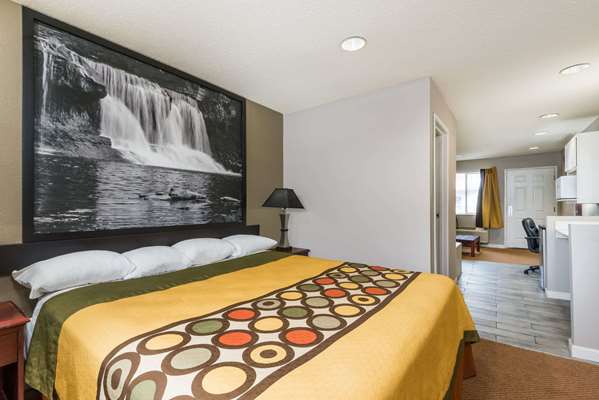 Suite - Super 8 Motel Northeast Castleton Indianapolis - I-69, Exit 201