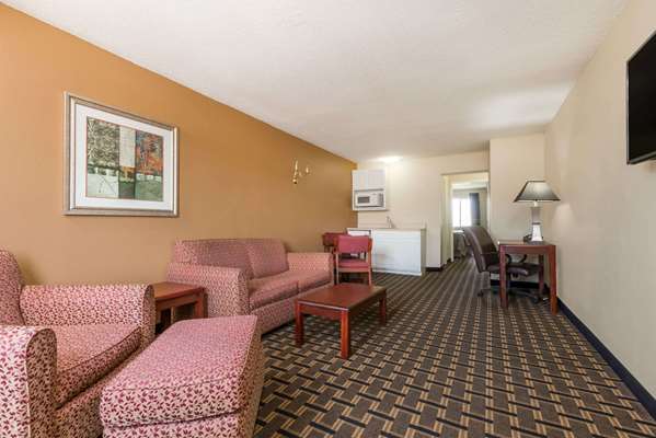Suite - Super 8 Motel Northeast Castleton Indianapolis - I-69, Exit 201