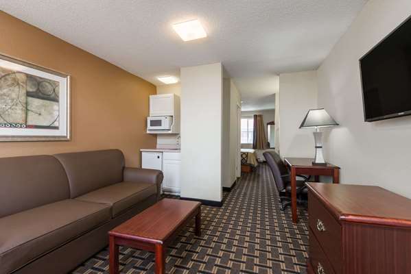 Suite - Super 8 Motel Northeast Castleton Indianapolis - I-69, Exit 201