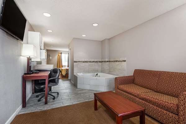 Suite - Super 8 Motel Northeast Castleton Indianapolis - I-69, Exit 201