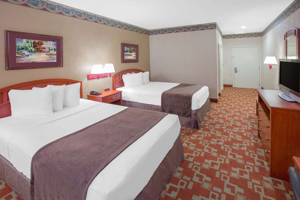 DAYS INN BY WYNDHAM DENHAM SPRINGS--guestroom-Guest Room,On-Site.jpg