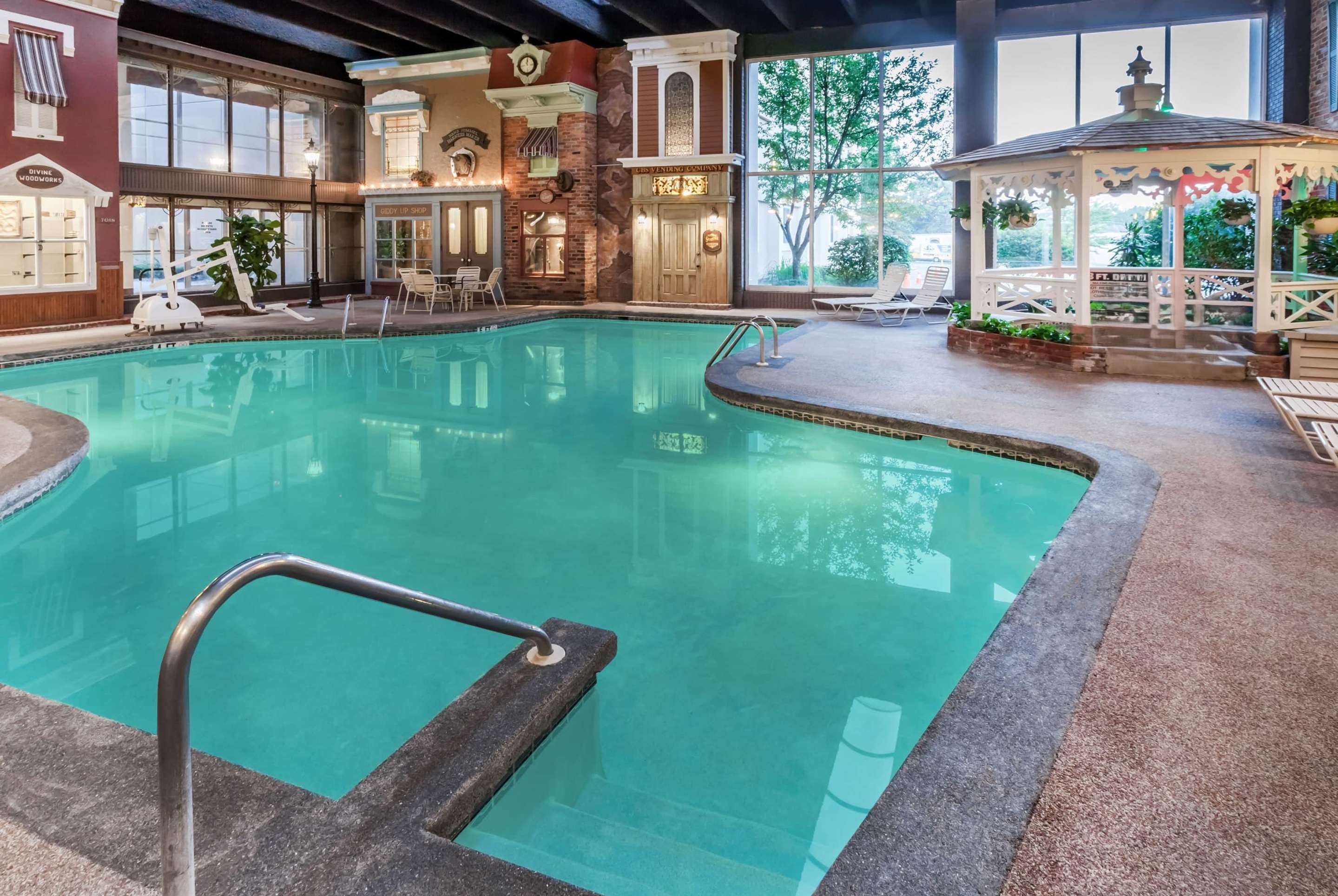 Pool | Wyndham Garden Warsaw