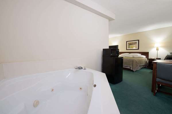 Suite - Super 8 Hotel Richmond