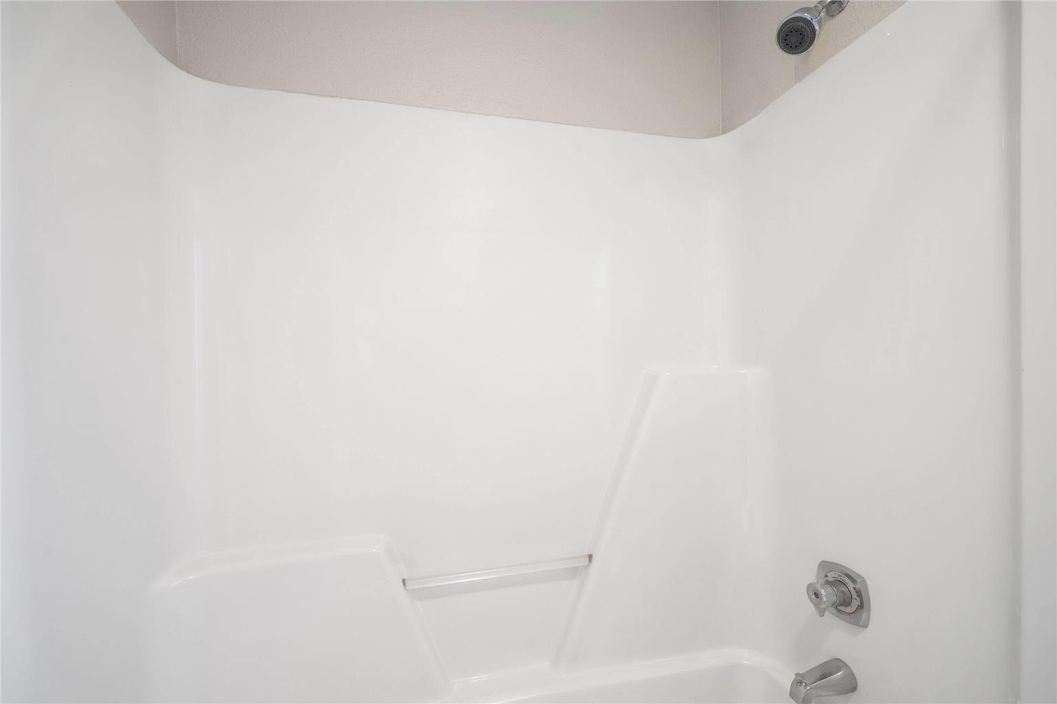 DAYS INN ALMA-guestroom-Guest Room,Bathroom,On-Site.jpg