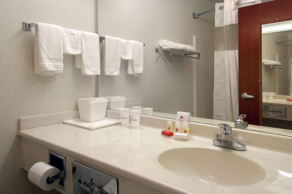 RAMADA LIMITED MOUNT STERLING-guestroom-Guest Room,Bathroom,On-Site.jpg