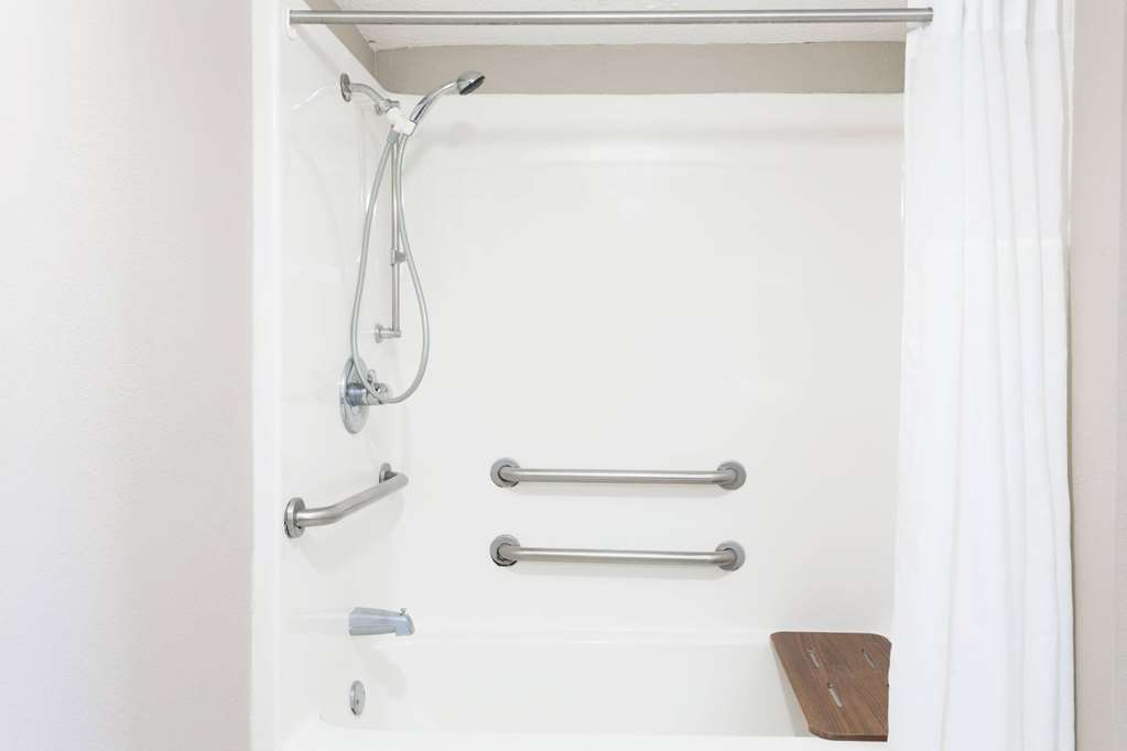 SUPER 8 BY WYNDHAM MARIANNA-guestroom-Guest Room,Bathroom,Accessibility,On-Site.jpg