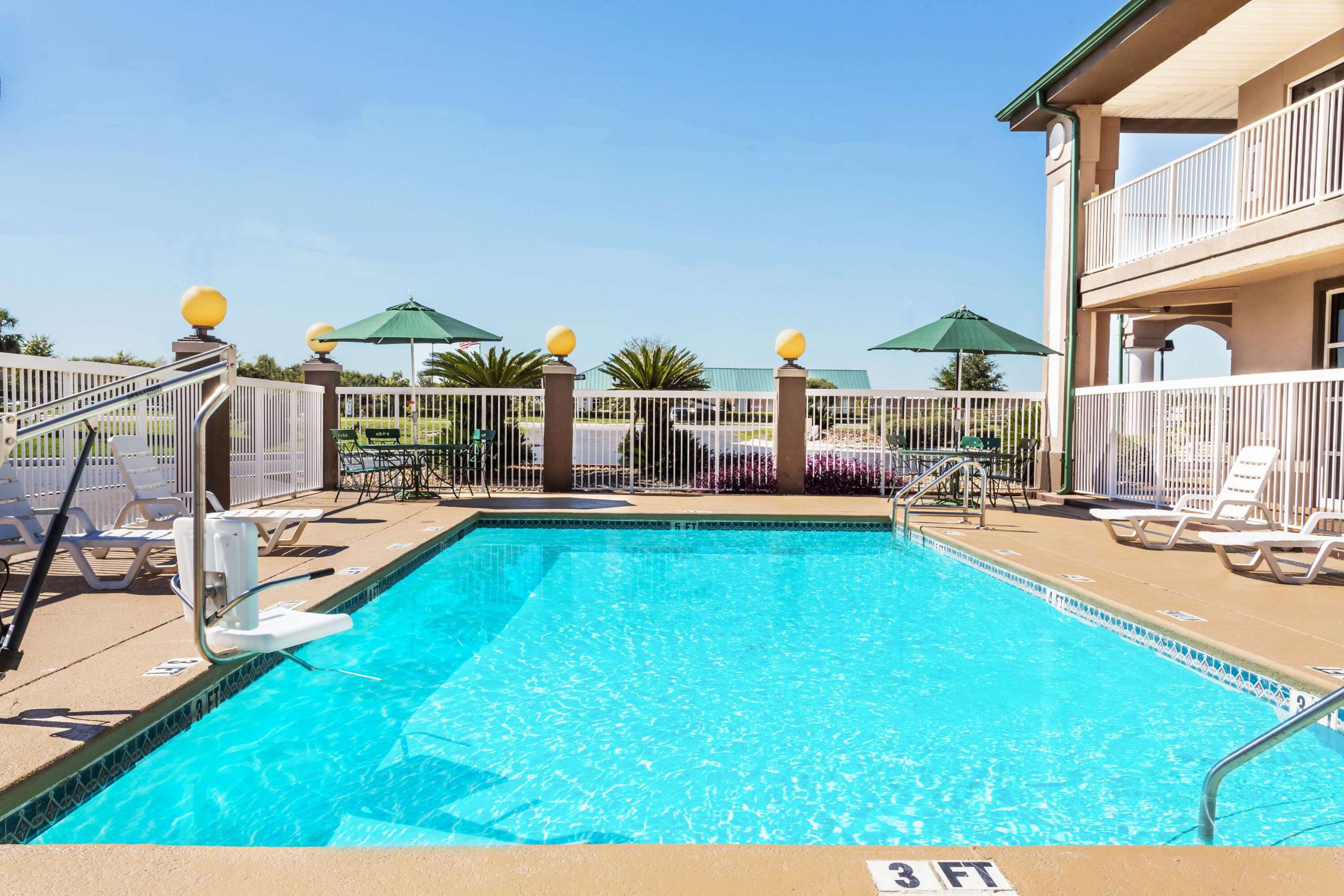 Pool | Super 8 by Wyndham Marianna