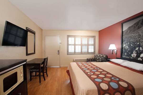  - Super 8 Motel Pasadena - I-210, Exit 29A