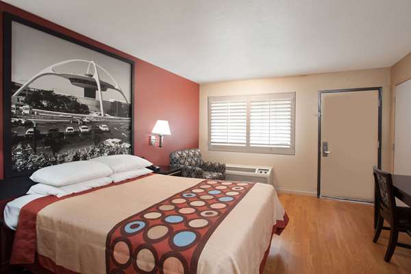  - Super 8 Motel Pasadena - I-210, Exit 29A