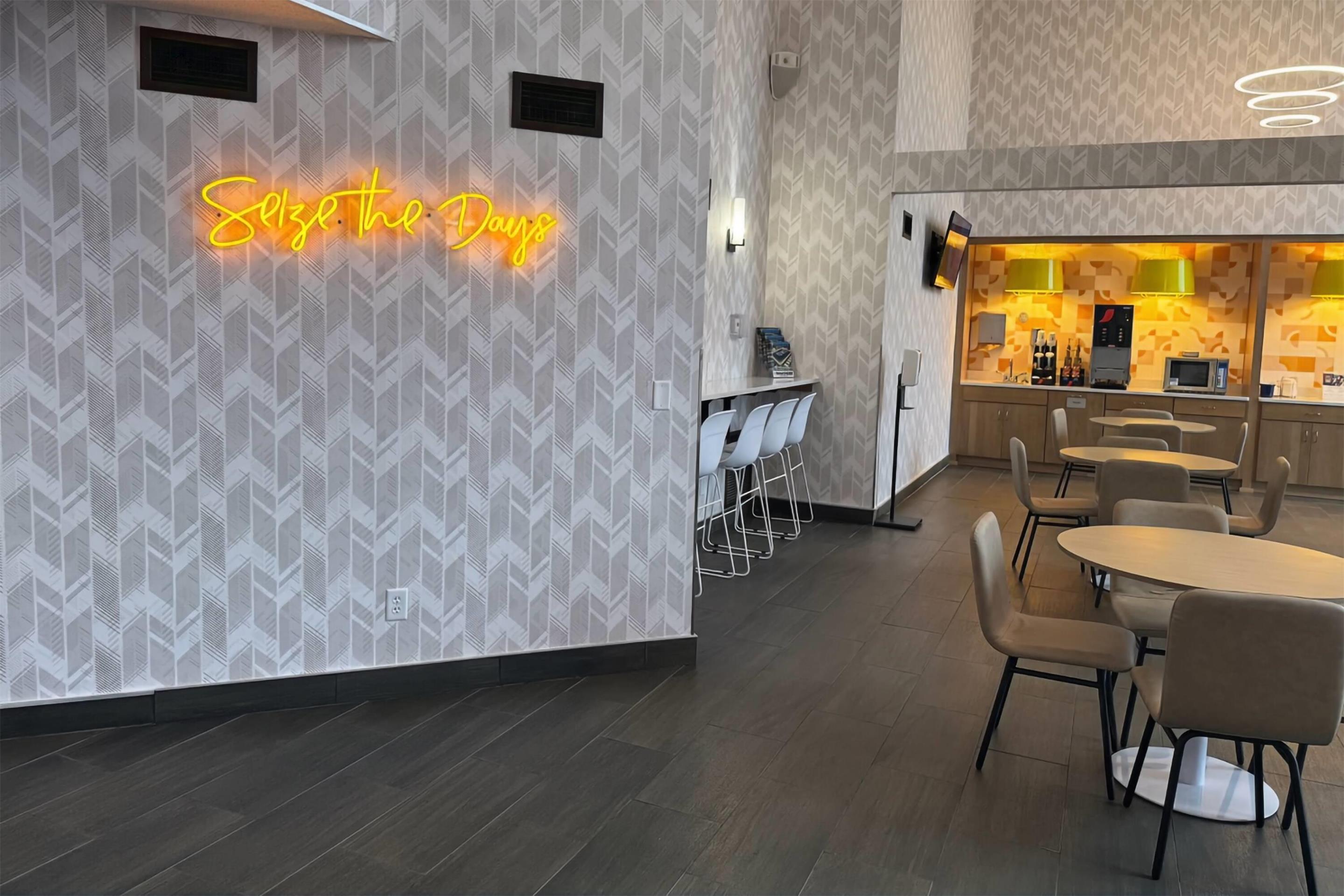 Lobby | Days Inn & Suites by Wyndham Wausau