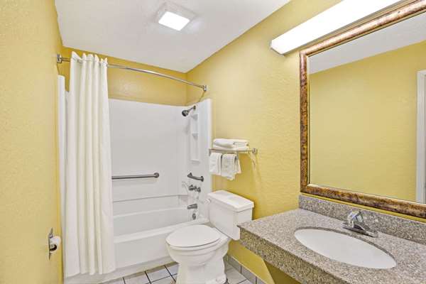  - Super 8 Motel La Marque - I-45, Exit 13