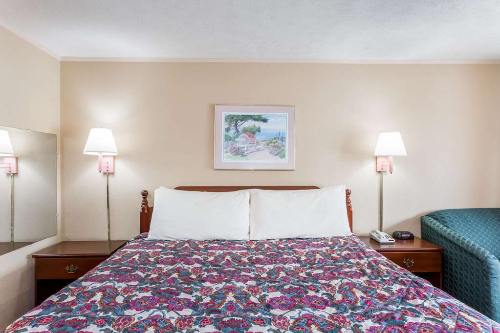 TRAVELODGE BY WYNDHAM RIDGEWAY MART-guestroom-Guest Room,On-Site.jpg