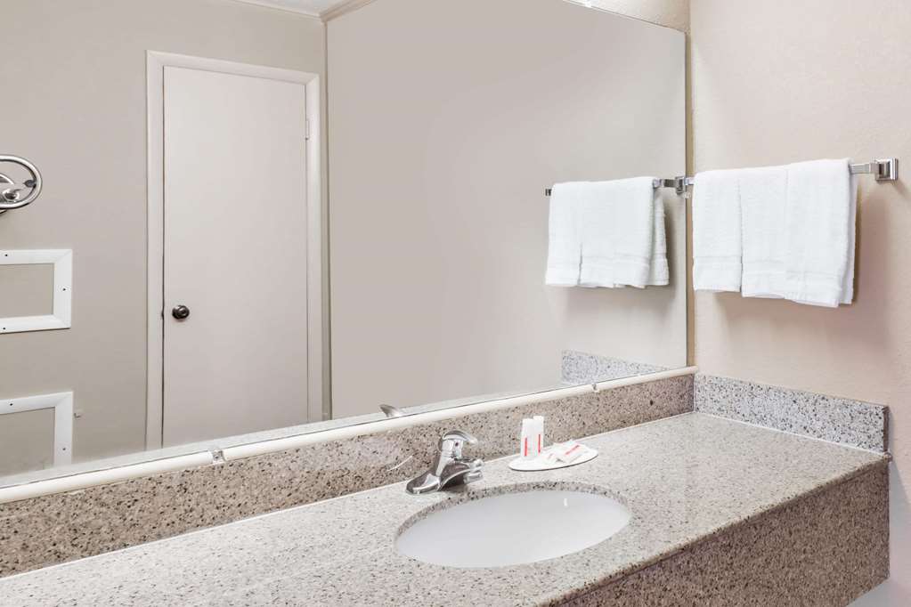TRAVELODGE BY WYNDHAM RIDGEWAY MART-guestroom-Guest Room,Bathroom,On-Site.jpg