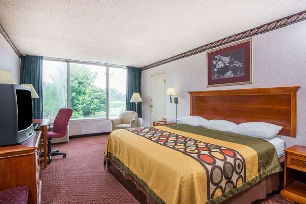  - Super 8 Hotel Erie - I-90, Exit 27