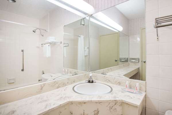  - Super 8 Hotel Erie - I-90, Exit 27