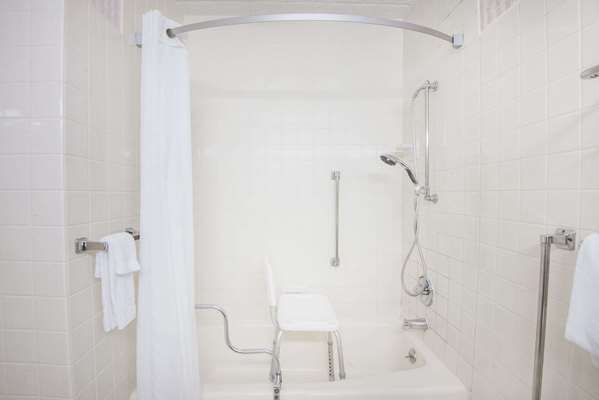  - Super 8 Hotel Erie - I-90, Exit 27