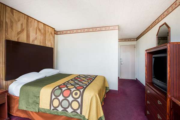  - Super 8 Hotel Erie - I-90, Exit 27