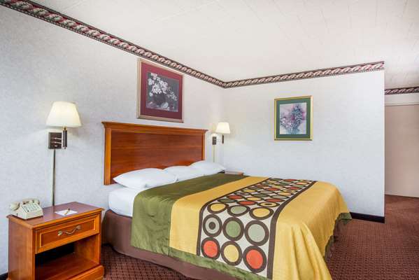  - Super 8 Hotel Erie - I-90, Exit 27
