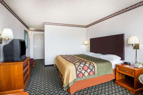  - Super 8 Hotel Erie - I-90, Exit 27