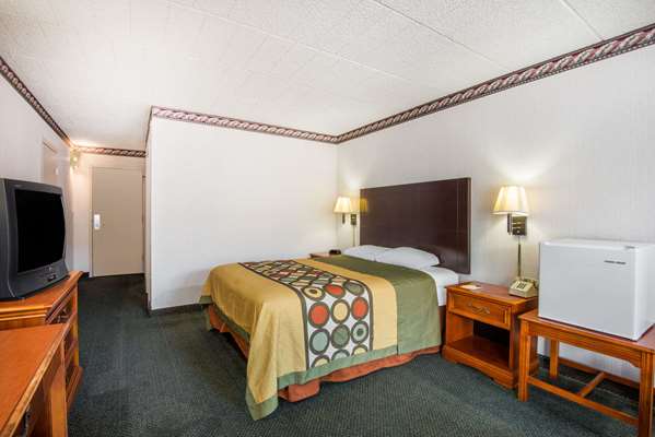  - Super 8 Hotel Erie - I-90, Exit 27