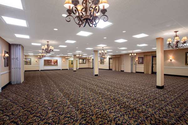  - Super 8 Hotel Erie - I-90, Exit 27