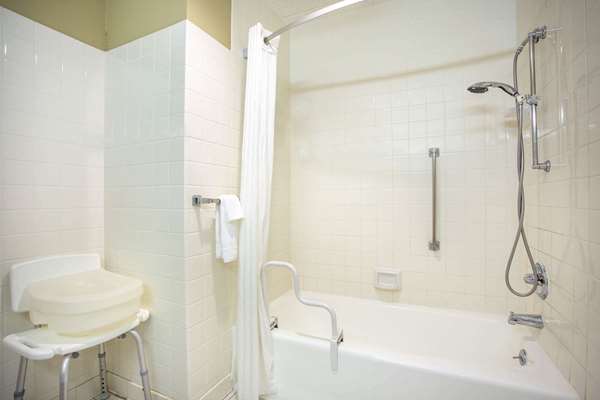  - Super 8 Hotel Erie - I-90, Exit 27