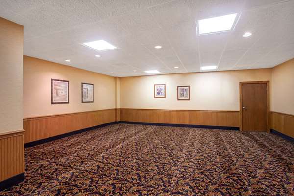  - Super 8 Hotel Erie - I-90, Exit 27