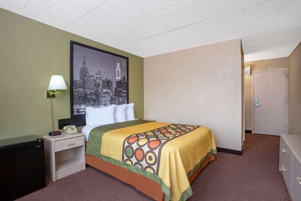  - Super 8 Hotel Erie - I-90, Exit 27