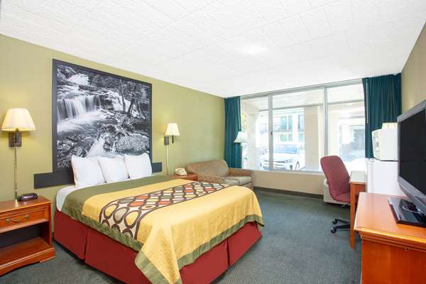  - Super 8 Hotel Erie - I-90, Exit 27