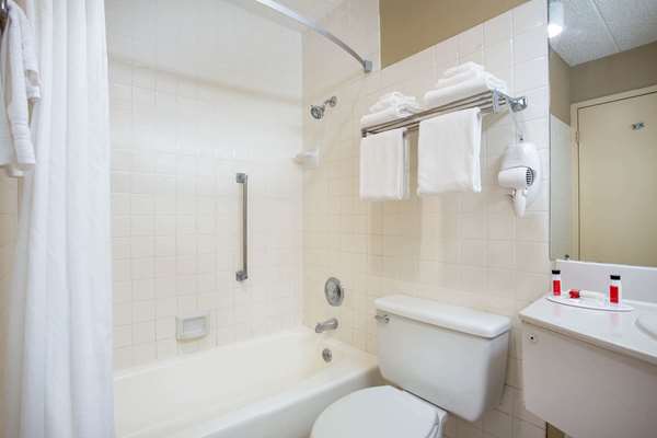  - Super 8 Hotel Erie - I-90, Exit 27