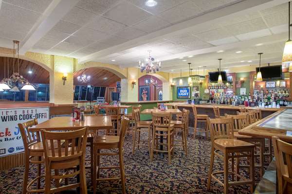 Restaurant - Super 8 Hotel Erie - I-90, Exit 27