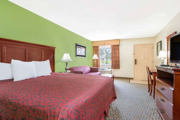 - Days Inn & Suites Wichita - I-135, Exit 1A