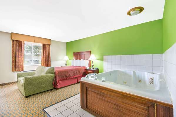  - Days Inn & Suites Wichita - I-135, Exit 1A