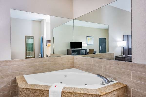 Suite - Baymont Inn & Suites Midway - I-10, Exit 192