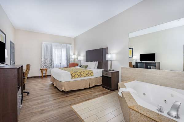 Suite - Baymont Inn & Suites Midway - I-10, Exit 192