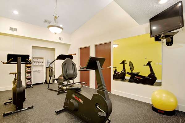 Fitness/ Exercise Room - Days Inn Lisbon