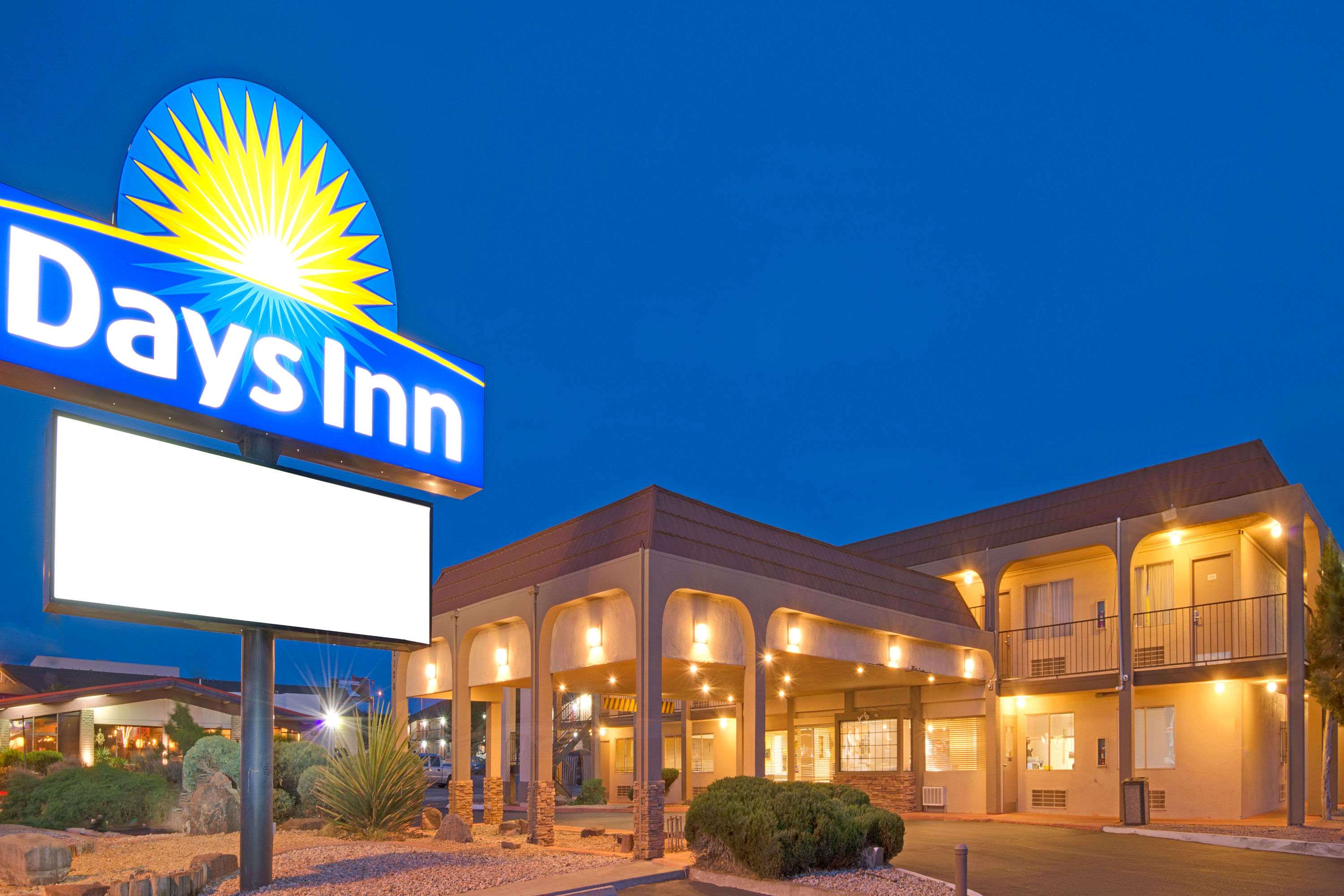 Tree Inn & Suites Albuquerque.