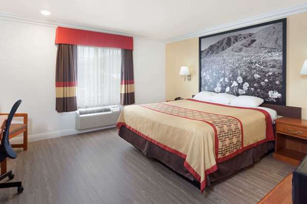  - Super 8 Motel Santa Clarita