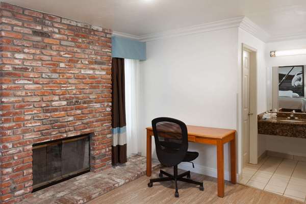  - Super 8 Motel Santa Clarita