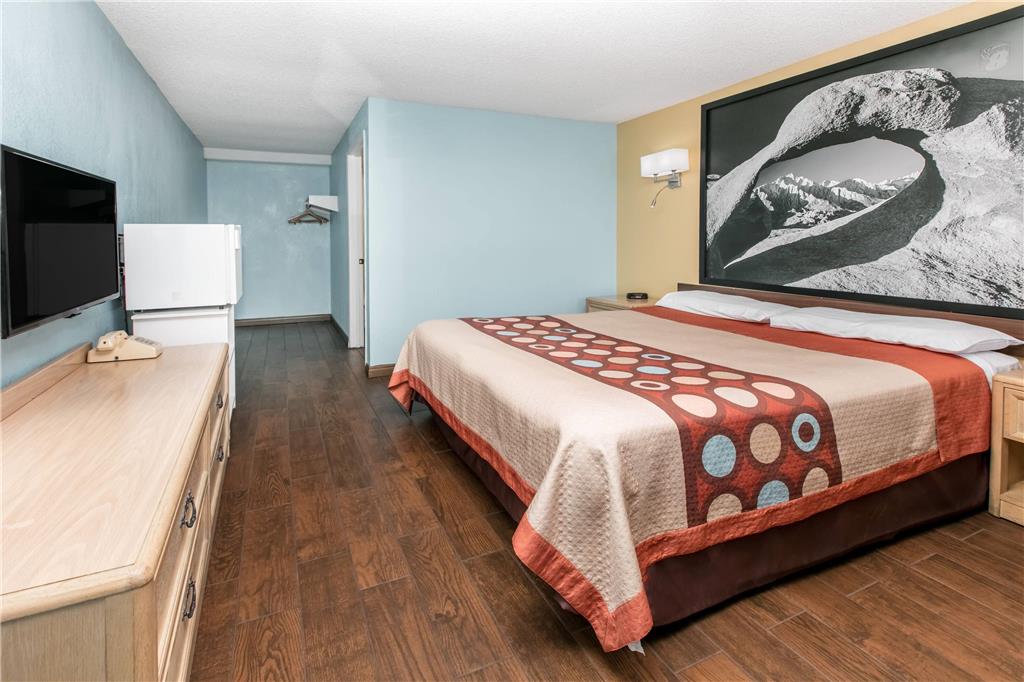 SUPER 8 BY WYNDHAM BISHOP-guestroom-Guest Room,On-Site.jpg