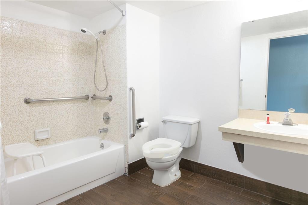 SUPER 8 BY WYNDHAM BISHOP-guestroom-Guest Room,Bathroom,Accessibility,On-Site.jpg
