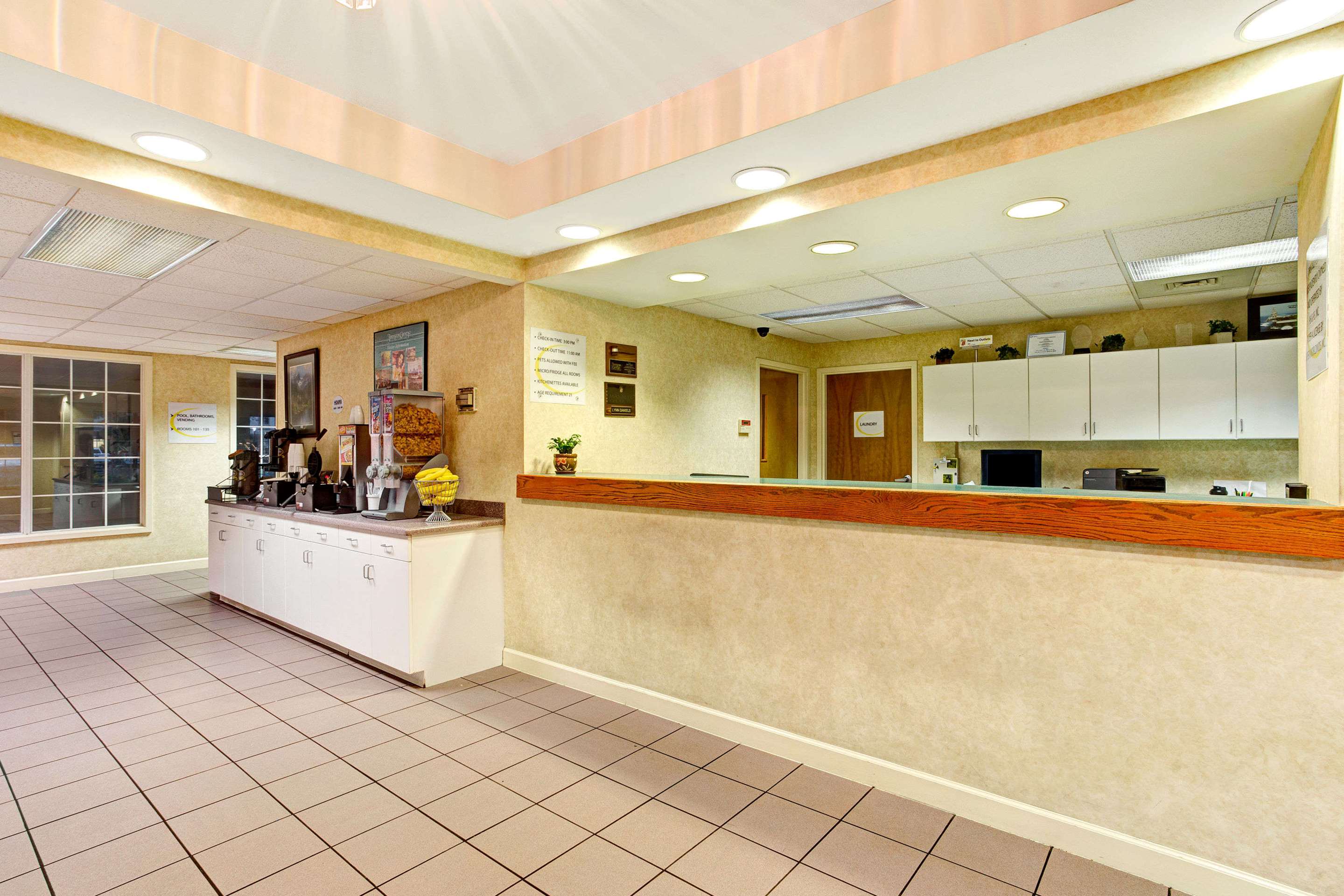 Lobby | Super 8 by Wyndham Smithfield-Selma