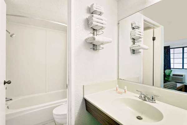  - Days Inn & Suites Needles - I-40, Exit 142