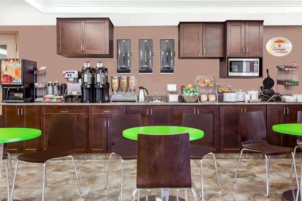 Bar - Super 8 Hotel Saskatoon