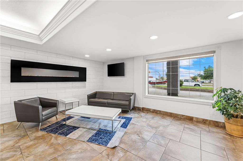 SUPER 8 BY WYNDHAM SASKATOON NEAR S-guestroom-Sitting area,On-Site.jpg