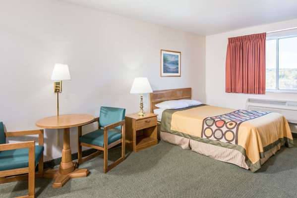 Suite - Super 8 Hotel West Middlesex - I-80, Exit 4B