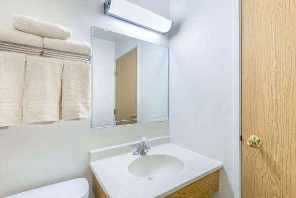  - Super 8 Hotel West Middlesex - I-80, Exit 4B