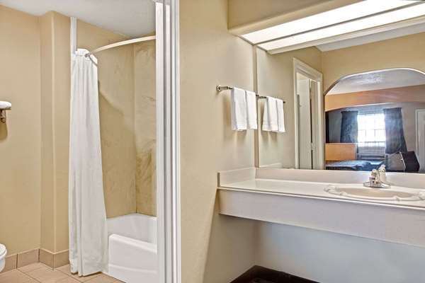  - Days Inn & Suites North Houston - I-45, Exits 66 & 66A