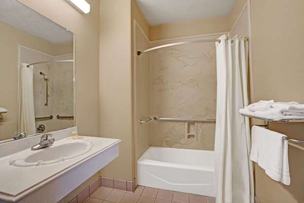  - Days Inn & Suites North Houston - I-45, Exits 66 & 66A