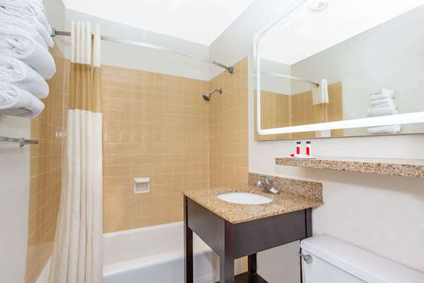  - Howard Johnson Express Inn South Colorado Springs - I-25, Exit 140